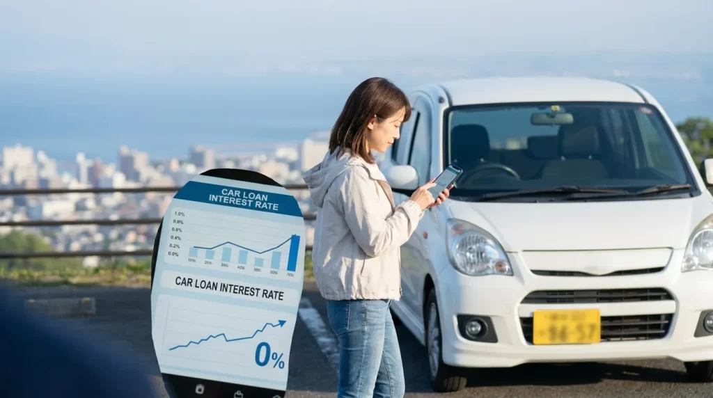 別府湾遠景の駐車場で車とスマホを確認する日本人女性